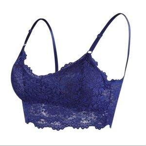 Lace bralette, adjustable straps removable pads sexy, soft and pretty. New